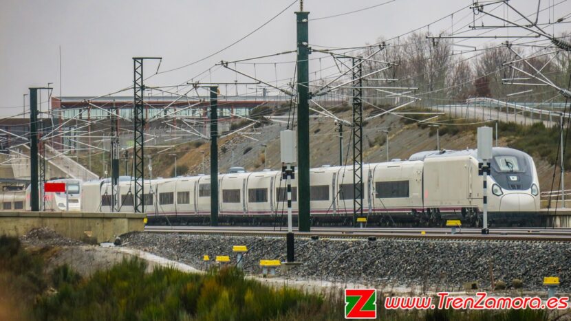 106-006 estacionado en la estación de Sanabria AV. © Grupo Tren Zamora.jpeg