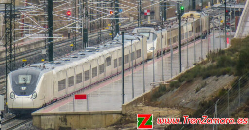 106-006 estacionado en la estación de Sanabria AV junto a un 730 también fabricado por Talgo. © Grupo Tren Zamora