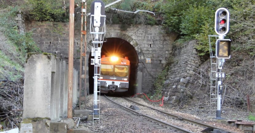 470 saliendo del túnel nº 23 de la Rampa de Pajares yendo hacia Gijón. FERNANDO SANTA CECILIA.