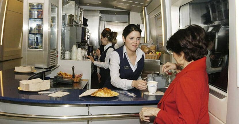 Cafetería de un tren de Renfe. TRUECALIA.