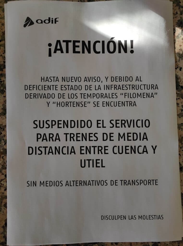 Cartel de Adif que anuncia la suspensión del servicio y la ausencia de medios de transporte alternativos.