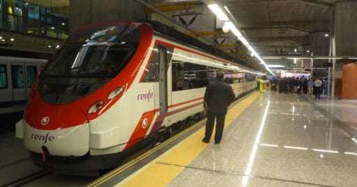 Civia de Cercanías Madrid en Aeropuerto T4. MIGUEL BUSTOS.