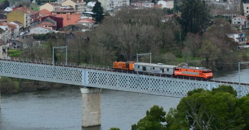 La 2629 de CP en territorio español con el pantógrafo levantado. NELSO SILVA.