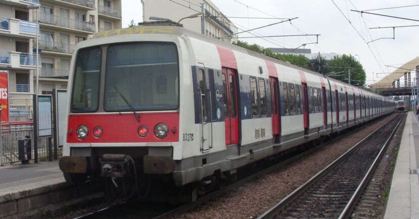 Tren de la serie MI 79 de la RAPT, que será sustituida por los nuevos trenes de la serie MI20 fabricados por CAF, fotografiada en una estación de la línea B del RER de París. Dominio público. ALEXANDRE