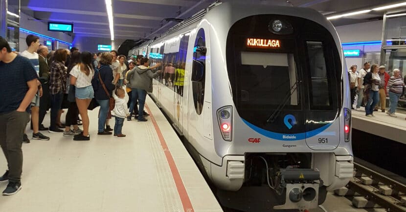 UT 950 en la estación de Casco Viejo. XABIER.