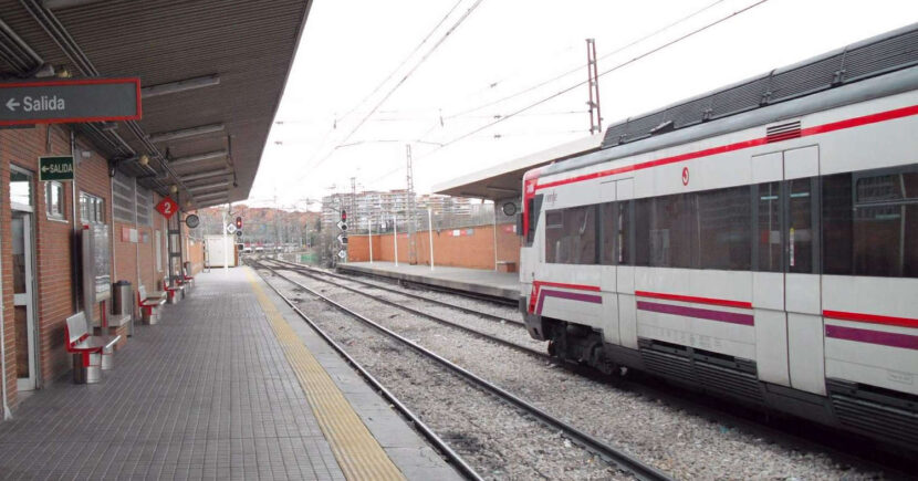 Unidad 446 de la línea C-5 de Madrid en Móstoles-El Soto, estación desde la que podría continuar hacia Navalcarnero. ZARATEMAN