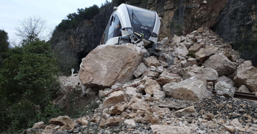 331.02 descarrilada sobre las rocas. AUTOR DESCONOCIDO.