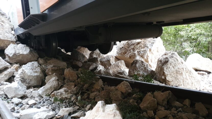 El suelo y uno de los bogies del tren descarrilado sobre las rocas. AUTOR DESCONOCIDO