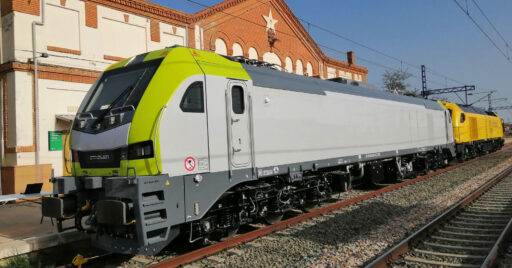 La primera locomotora de la familia Euro6000 en salir de fábrica, estacionada en la estación de Zuera. © CAPTRAIN ESPAÑA.