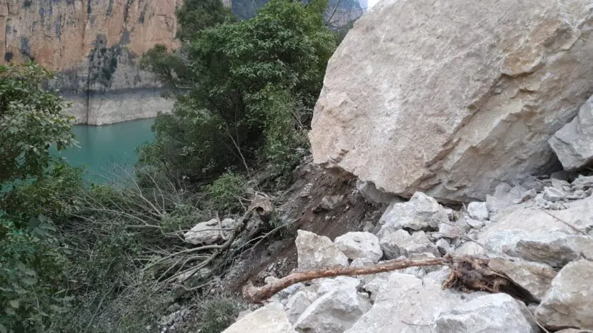 Ladera entre la vía de ferrocarril y el río. AUTOR DESCONOCIDO.