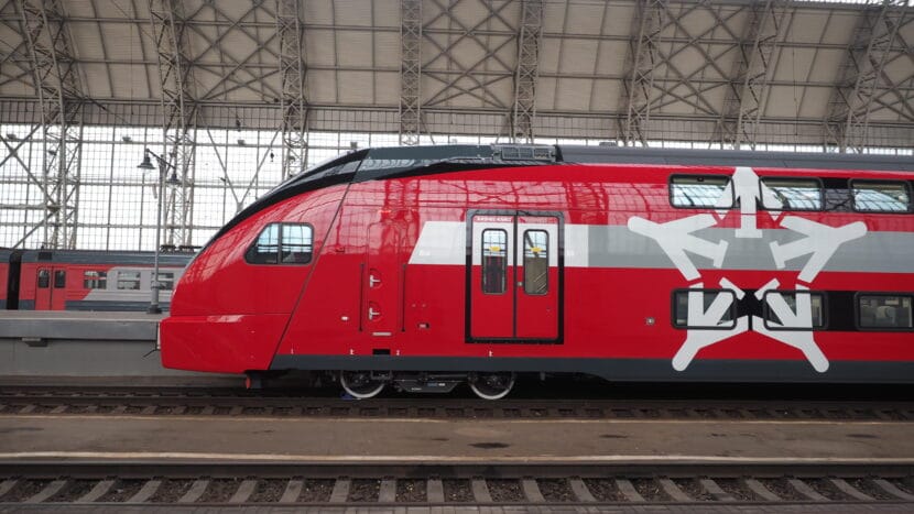 Lateral del primer coche de un Eurasia de Aeroexpress estacionado en Moscú. ARTEM SVETLOV.