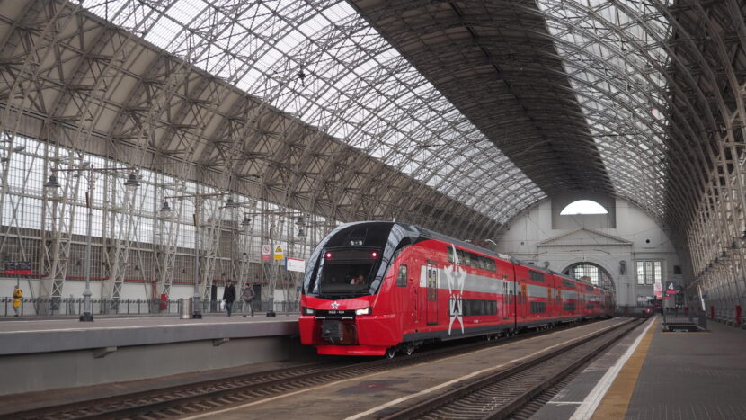 Stadler KISS de Aeroexpress estacionado en Moscú durante su segundo día de servicio. ARTEM SVETLOV.