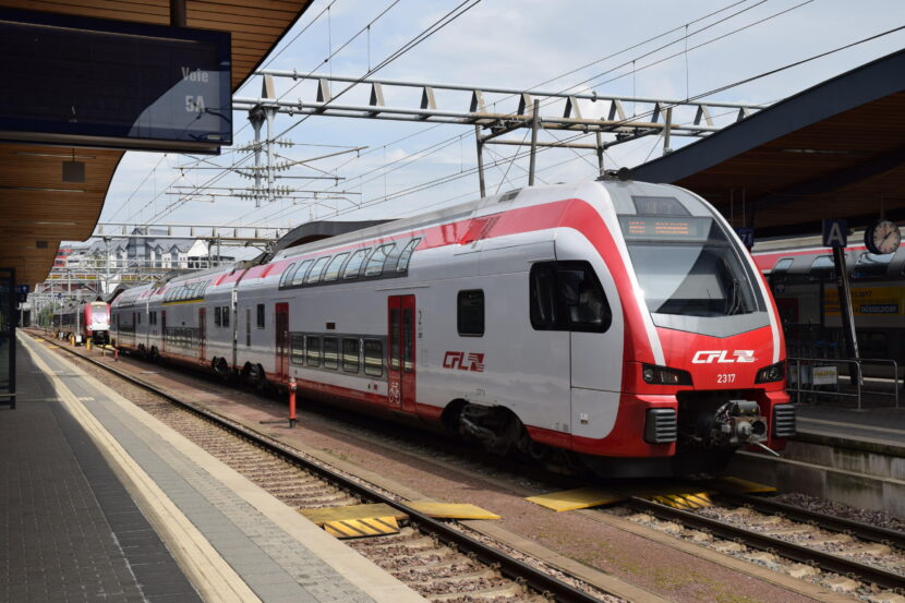 Stadler KISS de CFL en la estación de Luxemburgo. CC BY SA Hugh Llewelyn. HUGH LLEWELYN.