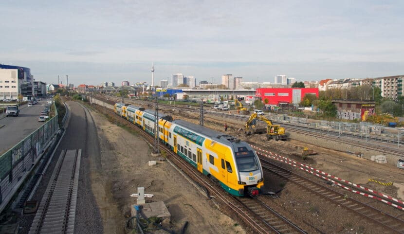 Stadler KISS de la alemana ODEG fotografiado desde el puente de Warschauer en Berlín. ROB DAMMERS.