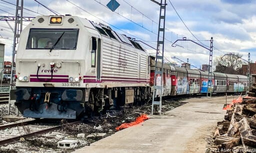 El Talgo III acoplado a la locomotora antes de salir de Fuencarral. © ASIER GURRUTXAGA.