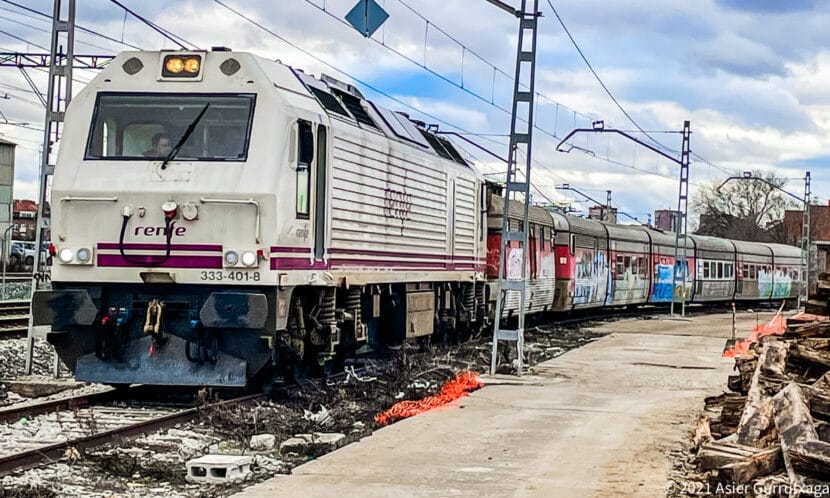 El Talgo III acoplado a la locomotora antes de salir de Fuencarral. © ASIER GURRUTXAGA.