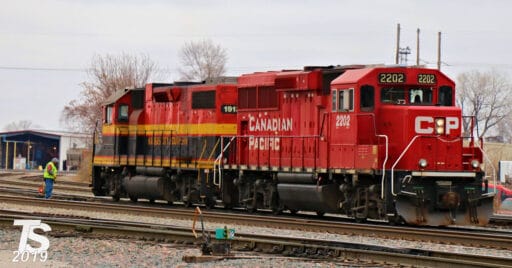 Una GP20-ECO de Canadian Pacific y una GP38-2 de KCS en los depósitos de esta última en Kansas. TYLER SILVEST.