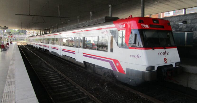 Unidad de la serie 446 en la estación de Santurce, en las Cercanías de Bilbao. MIGUEL BUSTOS