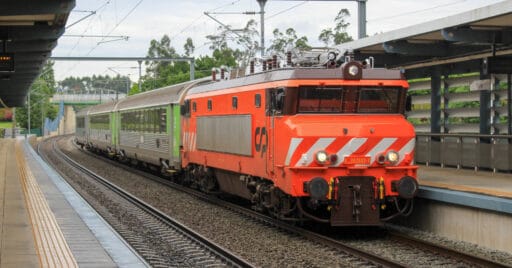 Locomotora 2605 en cabeza del IR 852 pasando por la estación de Trofa. © TIAGO CUNHA.