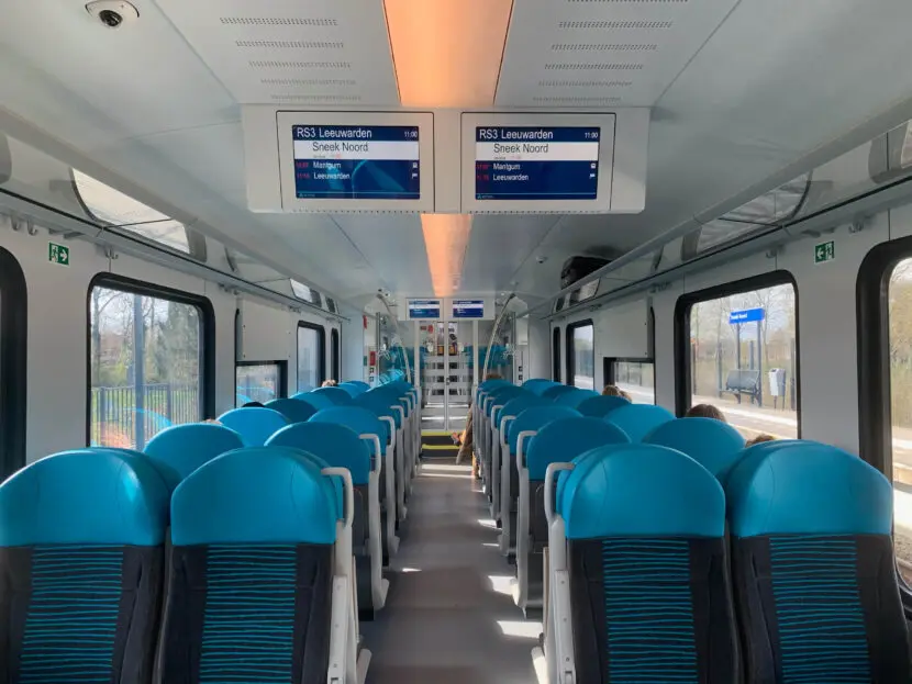 Interior de uno de los coches de viajeros del Stadler WINK de Arriva. © BASTIAN VOGELVANGER.
