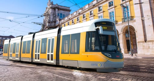 Rénder de un tranvía Urbos de CAF circulando por la Plaza del Comercio de Lisboa. © CAF.