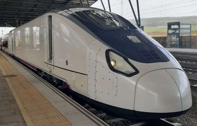 Talgo Avril 106-007 en Burgos Rosa Manzano (ex Rosa de Lima). © TALGO.