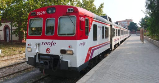 Tren de Cercanías de la serie 592 en la estación de Buñol. MIGUEL BUSTOS