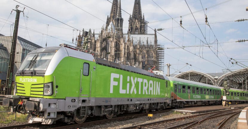 Tren de FlixTrain en la estación alemana de Colonia, con la catedral de fondo. PETERS452002.