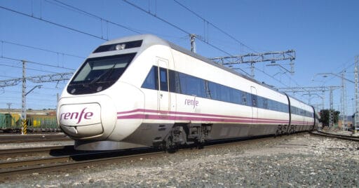 Tren de la serie 120 de Renfe haciendo el servicio Alvia Barcelona-Vigo. André Marques.