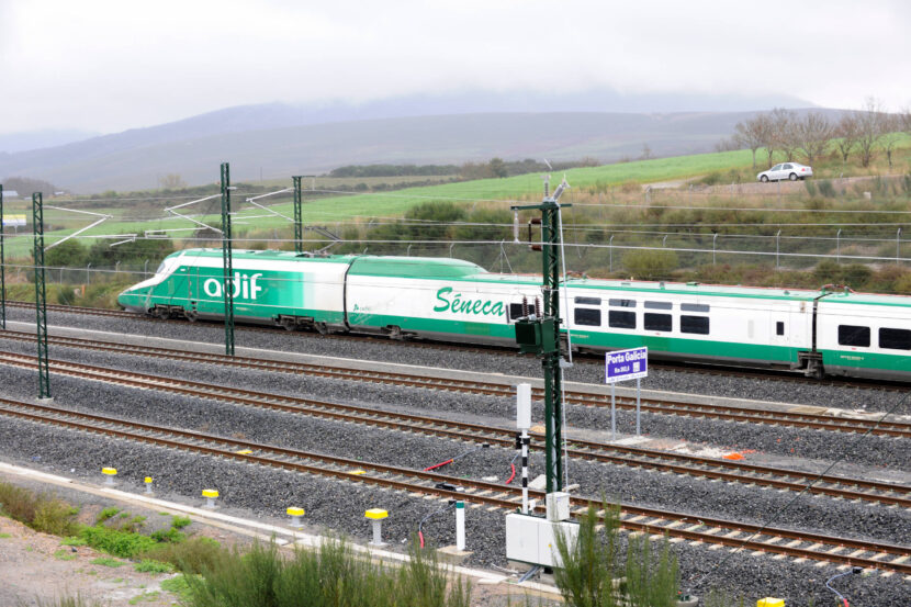 La cabeza tractora y los dos coches laboratorio del Séneca en la estación de A Gudiña Porta de Galicia. Foto cortesía de ADIF.