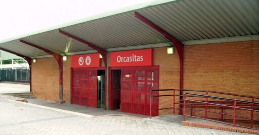Acceso a la estación de Orcasitas, una de las estaciones que van a recibir mejoras, en 2008. RICARDO RICOTE MARTÍN.