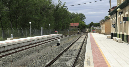 Andén de la estación de Sabiñánigo con las vías renovadas en 2009. FALK2.