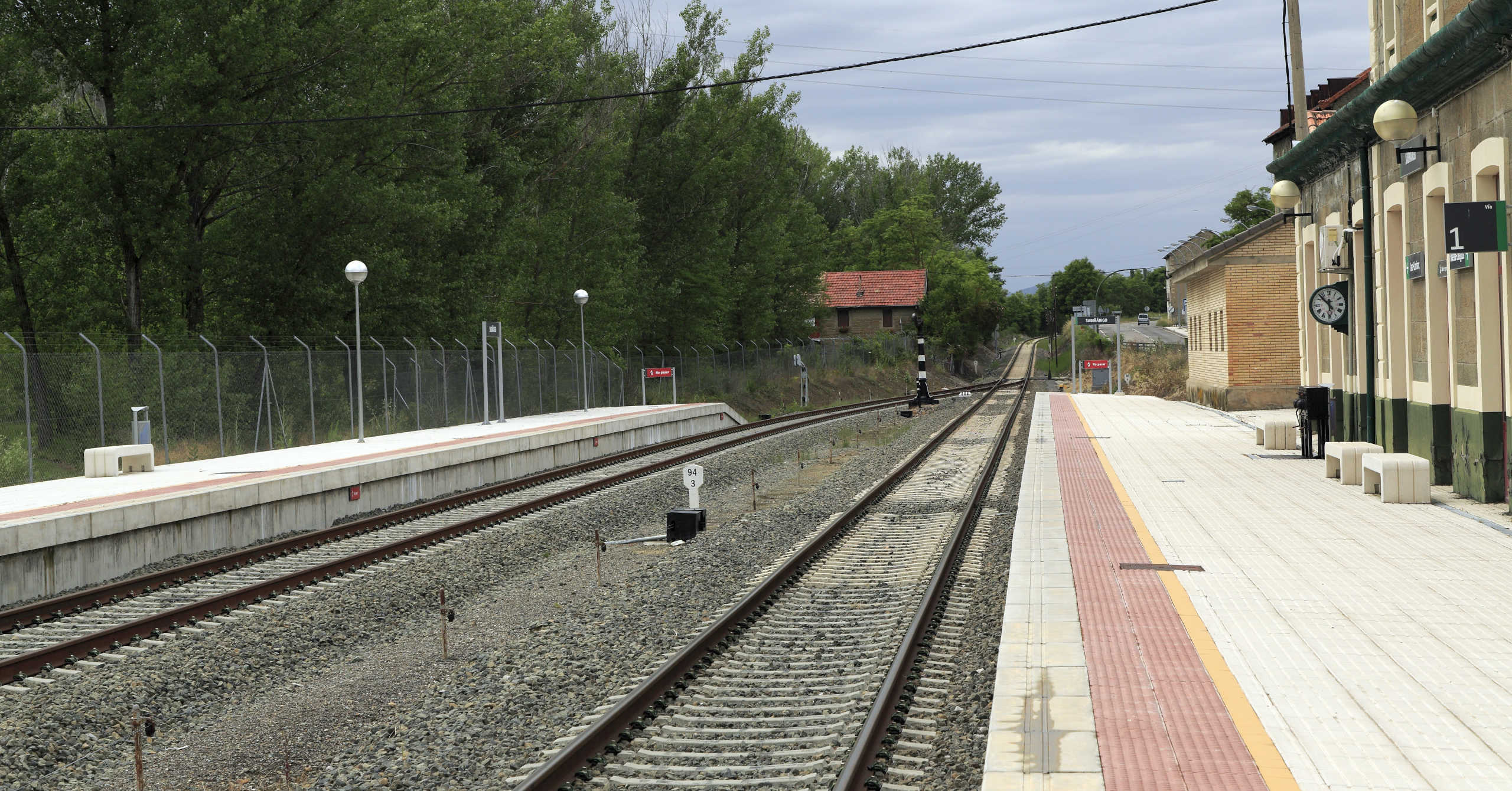 Andén de la estación de Sabiñánigo con las vías renovadas en 2009. FALK2.