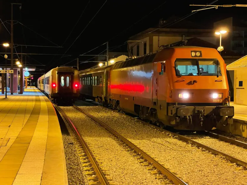 Dos trenes de la Línea de la Beira Baixa durante su primera noche de servicio. © SAMUEL INÁCIO