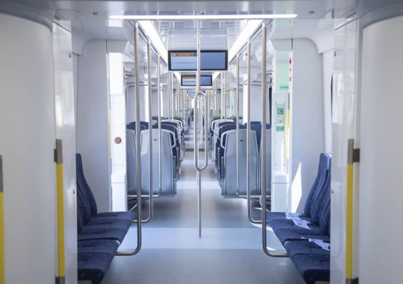 Interior del tren visto desde uno de los pasillos que unen coche