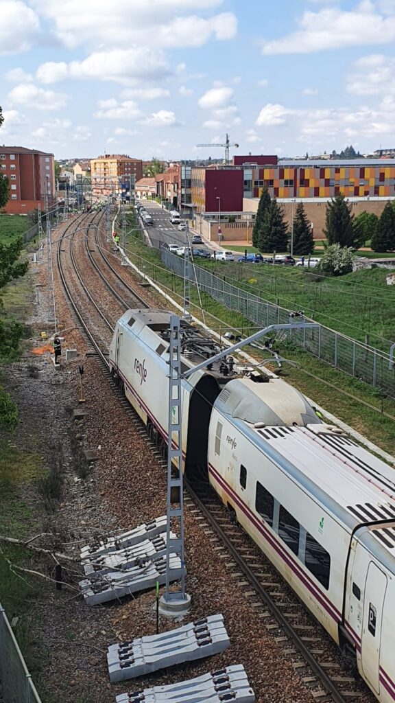 Otra vista del tren descarrilado desde el paso superior. AUTORÍA DESCONOCIDA