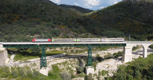 Regional cruzando uno de los puentes metálicos de la Línea de la Beira Baixa en las cercanías de Benespera. © ANTERO PIRES