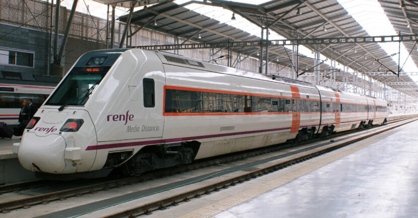 Tren de Media Distancia Sevilla-Málaga en la estación de Málaga. HUGH LLEWELYN.