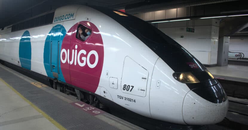 Tren de Ouigo estacionado en Barcelona Sants. VÍCTOR CONTRERAS