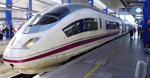 Tren de la serie 103 de Renfe en la estación Lleida-Pirineus. RICARD CODINA.