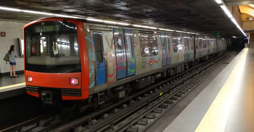Tren del metro de Lisboa en la estación Baixa-Chiado de la línea azul, una de las que tendrán CBTC. MIGUEL BUSTOS.