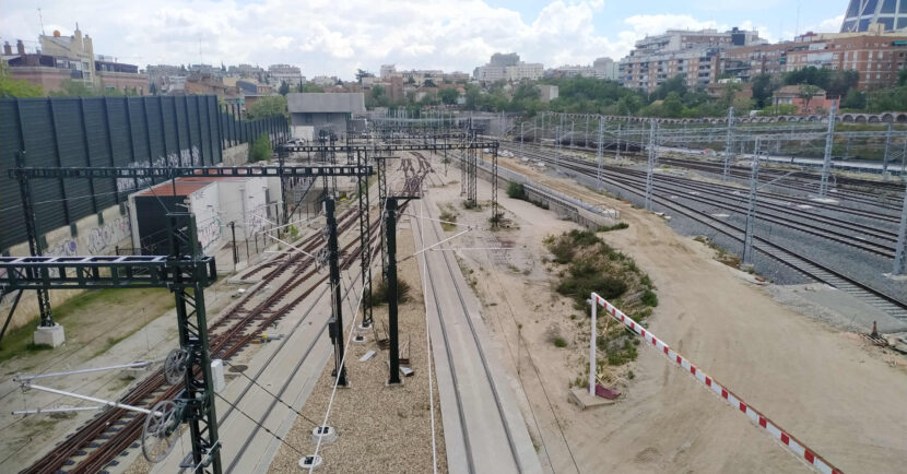 Vías de ancho UIC en la cabecera sur de Chamartín a la espera de la reconversión de las vías 14 y 15. MIGUEL BUSTOS.