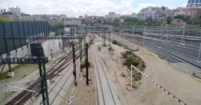 Vías de ancho UIC en la cabecera sur de Chamartín a la espera de la reconversión de las vías 14 y 15. MIGUEL BUSTOS.