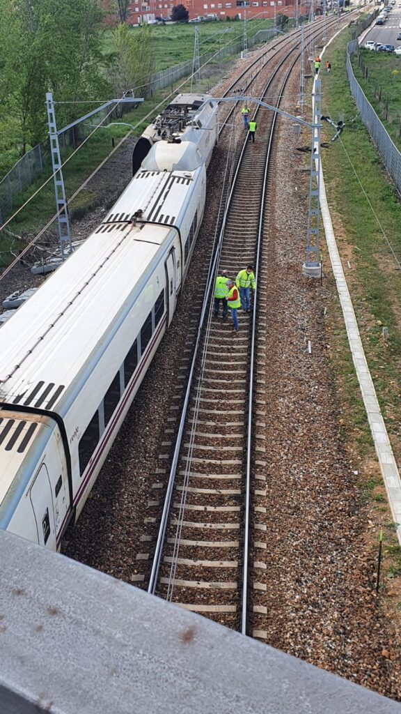 Vista del tren descarrilado desde el paso superior. AUTORÍA DESCONOCIDA