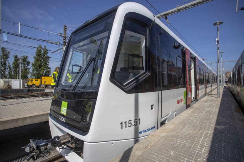 Vista lateral del primer tren de la serie 115