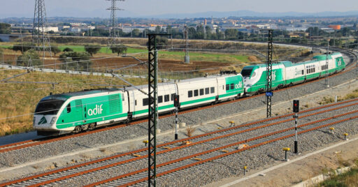 BT02 y Séneca de adif, dos de los vehículos que podrán ser atendidos en el taller de mantenimiento de trenes de Adif en Madrid-Sur. JORDI VERDUGO.jpg