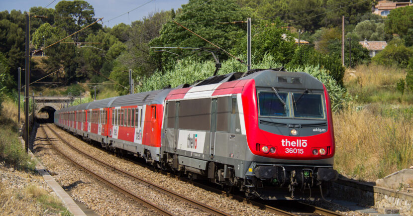 Tren de Thello Niza-Milán pasando por Saint-Cyr-sur-Mer. FLORIAN MAILLARD