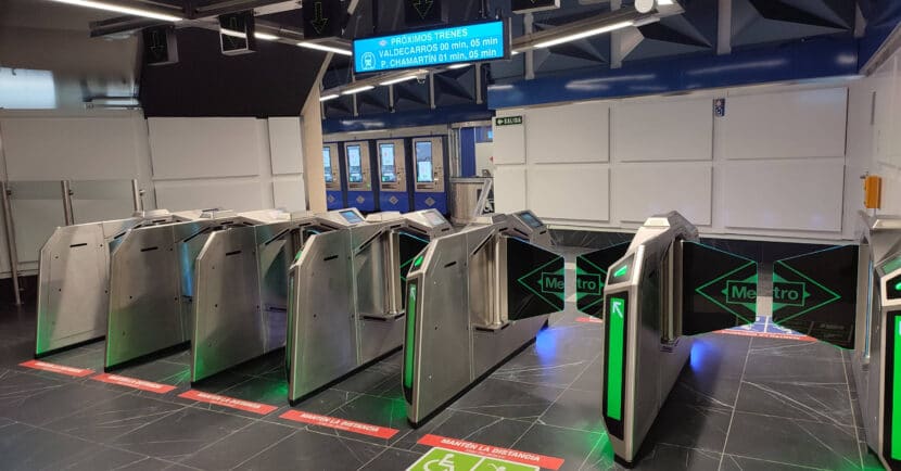 Nuevas puertas de control de acceso en la estación de Gran Vía. MIGUEL BUSTOS.