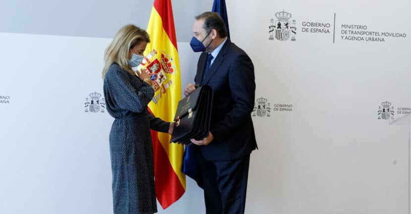 Raquel Sánchez y José Luis Ábalos durante el traspaso de poderes en el MITMA. MITMA.