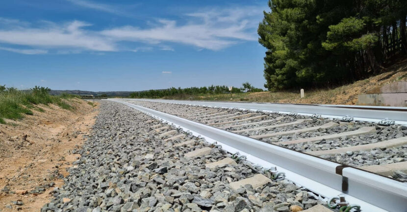 Tramo de línea convencional de Albacete donde Adif está probando a pintar los carriles de blanco con Ice Paint. ADIF.